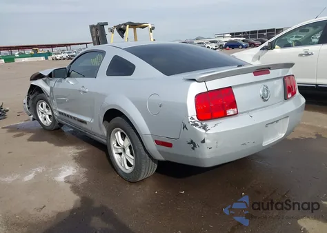 2008 Ford Mustang V6 Deluxe/V6 Premium z USA, uszkodzony, nr VIN 1ZVHT80N785152731